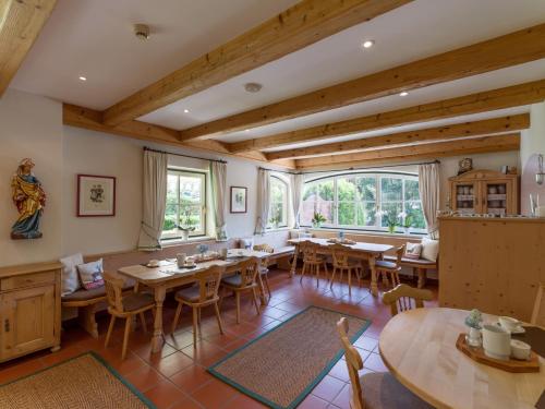 une salle à manger avec des tables et des chaises en bois dans l'établissement Alpen Glück Villa Lisa, à Kirchberg in Tirol