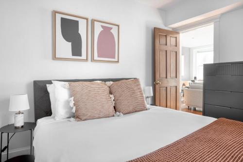 Voodi või voodid majutusasutuse Beacon Hill 2br w wd nr Boston Common BOS-828 toas