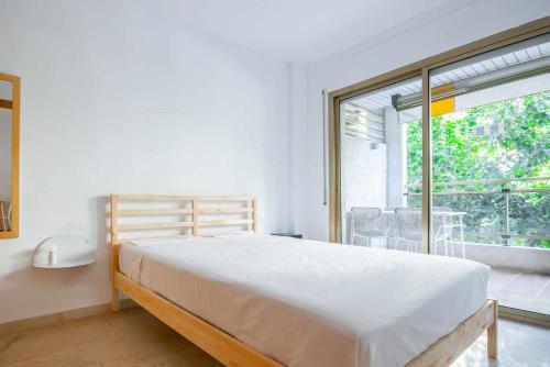 A bed or beds in a room at Luminoso apartamento cerca de la playa