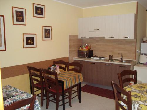 eine Küche und ein Esszimmer mit einem Tisch und Stühlen in der Unterkunft B&B Casa Ferrara in Monopoli