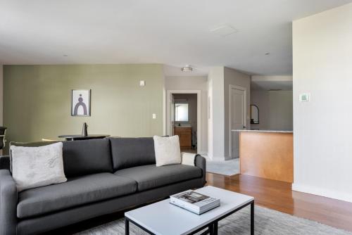 Posezení v ubytování Somerville 2br w wd in building nr Harvard MIT BOS-761