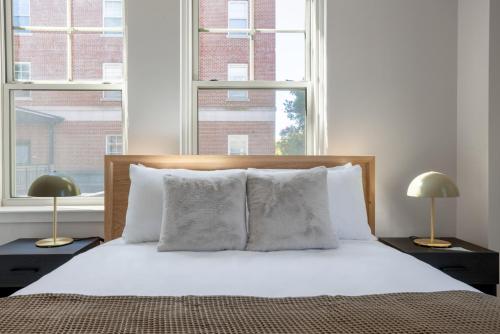 Postel nebo postele na pokoji v ubytování Somerville 2br w wd in building nr Harvard MIT BOS-761