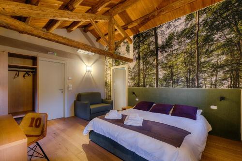 una camera con un grande letto e un divano di Agriturismo La Vigna di Sarah a Vittorio Veneto