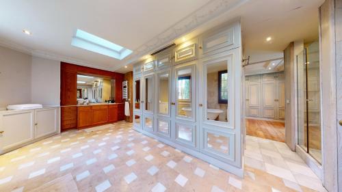 un ampio bagno con lavandino e specchio di Increíble villa de lujo a Madrid