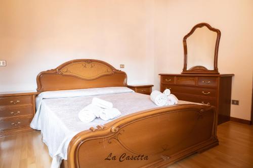 um quarto com uma cama com duas toalhas em Comodo appartamento sul lago di lugano em Varese