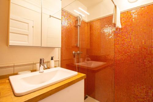 y baño con lavabo y ducha. en Hillside Lodge, en Budapest