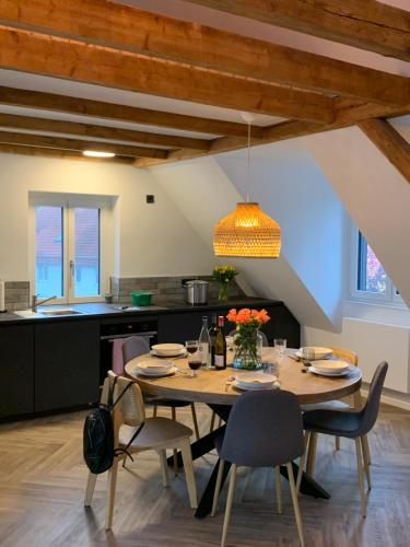 uma cozinha e sala de jantar com mesa e cadeiras em Anderswo Apartments em Langenau
