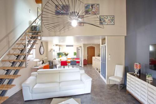 uma sala de estar com um sofá branco e uma escada em Villa - 6pers - Piscine - Terrasses - Golf à 5min em Mallemort