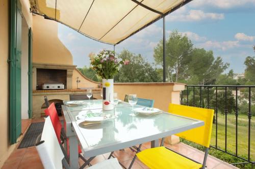 uma mesa e cadeiras na varanda de uma casa em Villa - 6pers - Piscine - Terrasses - Golf à 5min em Mallemort