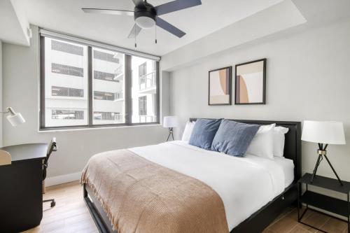 Ένα ή περισσότερα κρεβάτια σε δωμάτιο στο Downtown Fort Lauderdale 1BR w WD Pool Gym MIA-12