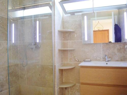 une salle de bain avec une douche, un lavabo et un miroir dans l'établissement Appartement avec Piscine & Tennis, Terrasse ensoleillée, Garage privé - Antibes - FR-1-252-126, à Antibes