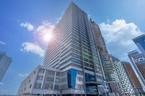 Cityscape Serenity Apt with Skyline & Stable View