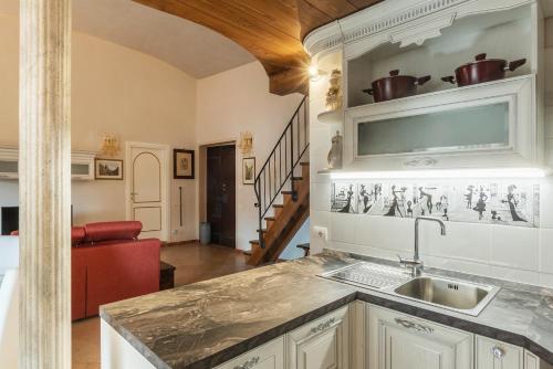 GuestHost - Palazzo Altieri Elegant Apartment