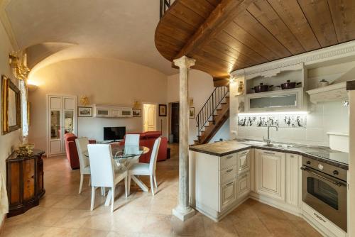 GuestHost - Palazzo Altieri Elegant Apartment