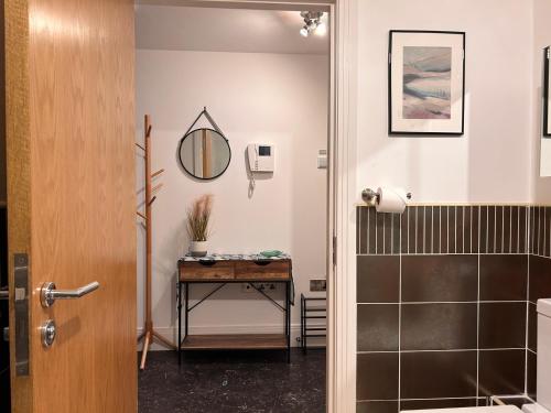 Vannas istaba naktsmītnē Whitby Apartment - Spacious, Central & Abbey View