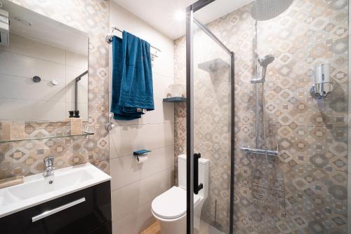 ein Bad mit einer Dusche, einem WC und einem Waschbecken in der Unterkunft Perla - Climatisée et proche plage in Canet-en-Roussillon