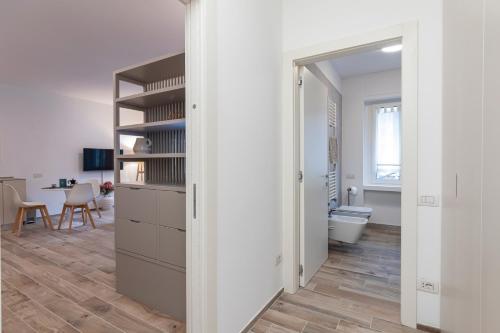 a hallway with a closet and a toilet in a room at Suite Campania - ristrutturato nuovo vicino M4 in Milan