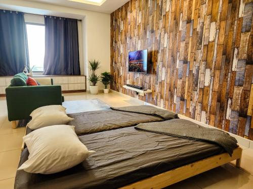 een slaapkamer met 2 bedden en een muur met hout bij Da Men Space for 2 by Concept A Suites near Sunway Subang in Subang Jaya