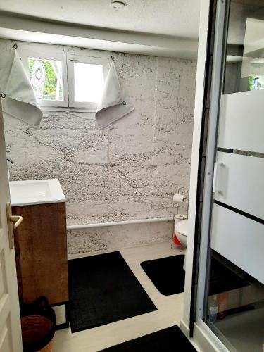een badkamer met een bad, een wastafel en een toilet bij Le Petit Nicol in Bergerac