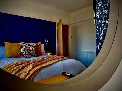 um reflexo de um quarto com uma cama num espelho em Brand new luxury 3 Bed Hot Tub House in Blackpool em Blackpool