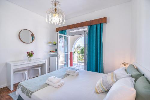 a bedroom with a large bed with towels on it at Vivenda Aromas do Algarve in Monte Raposo