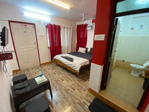 HANGOUT BEACH STAY في مهاباليبورام: غرفة صغيرة بها سرير وحمام