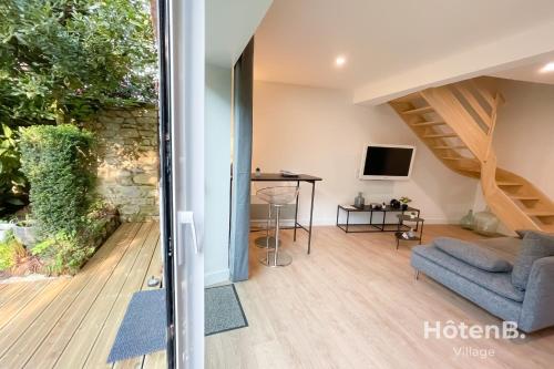 un salon avec un canapé, une table et une télévision dans l'établissement 