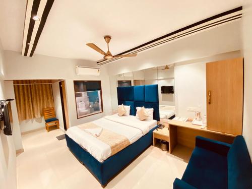 Säng eller sängar i ett rum på Hotel Vashi Inn