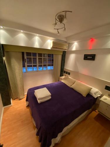 Una cama o camas en una habitación de Amplio y Moderno . Barrió Recoleta