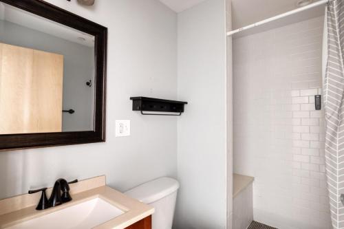 La salle de bains est pourvue d'un lavabo et d'un miroir. dans l'établissement Downtown 1BR w WD in-unit nr TD Garden BOS-212, à Boston