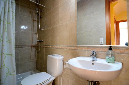 レスカラにあるRambla Mallols 29のバスルーム(トイレ、洗面台、鏡付)