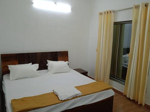 Ένα ή περισσότερα κρεβάτια σε δωμάτιο στο Green Woods Resort Near Kashid beach