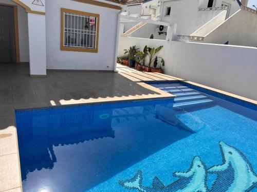einen Pool mit Delfinen auf dem Boden eines Hauses in der Unterkunft Encantadora casa in El Verger