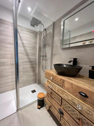 W łazience znajduje się umywalka i prysznic. w obiekcie Le bonheur de saint Aygulf w mieście Saint-Aygulf