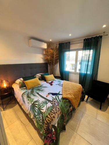 une chambre avec un lit et une fenêtre avec des rideaux bleus dans l'établissement Le bonheur de saint Aygulf, à Saint-Aygulf