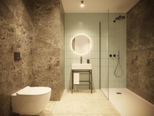 een badkamer met een toilet, een wastafel en een douche bij Hotel Scirocco St Julian's, Affiliated by Melia in St Julian's