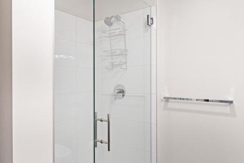 Downtown 1BR w Gym WD BBQ nr Dining Shops SEA-398_3