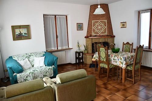 un soggiorno con divano e tavolo di Casa Olinda a Lazise