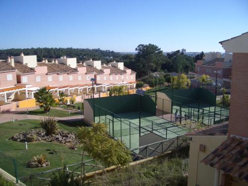 uma vista aérea de um campo de ténis numa cidade em ADOSADO FAMILIAR em Huelva