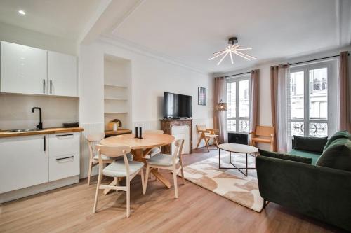une cuisine et un salon avec une table et un canapé dans l'établissement 3G#Appart 6Pers#2 Chambres#Commerce#Paris 15#AC, à Paris