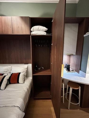 une petite chambre avec un lit et un bureau dans l'établissement La Suite Tourny, à Bordeaux