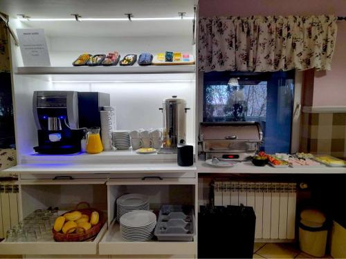 eine Küche mit einer Theke mit Tellern und Tassen in der Unterkunft Motel Domowy Gościniec in Łomża