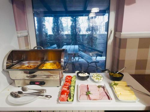 eine Tabelle mit verschiedenen Arten von Lebensmitteln darauf in der Unterkunft Motel Domowy Gościniec in Łomża