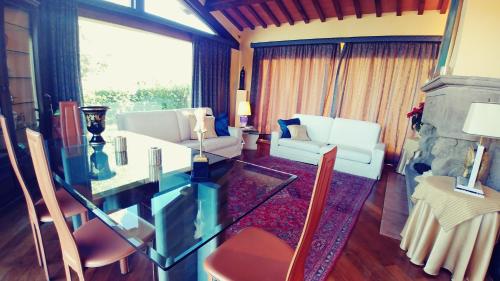 Una sala de estar con muebles blancos y chimenea. en Il Salotto di Milar, en Sutri