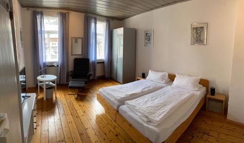a bedroom with a large white bed in a room at Gasthaus zur Sonne in Rhodt unter Rietburg