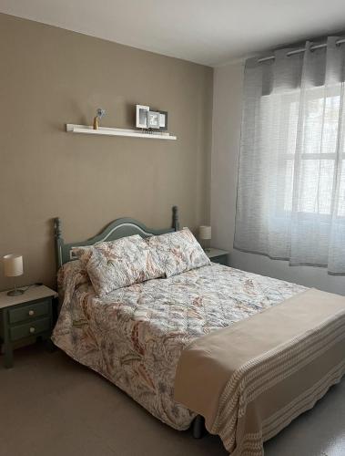 1 dormitorio con cama y ventana en APARTAMENTO EN LOS GALLOS en Chiclana de la Frontera