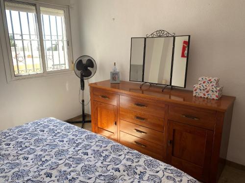 1 dormitorio con tocador y espejo en Casa Balcones - Benalmadena Pueblo, en Benalmádena