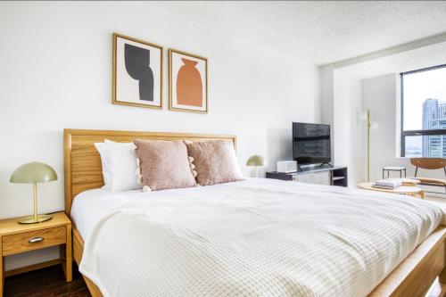 Giường trong phòng chung tại Streeterville Studio w Gym Pool nr Navy Pier CHI-410