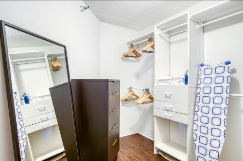 Phòng tắm tại Streeterville Studio w Gym Pool nr Navy Pier CHI-410