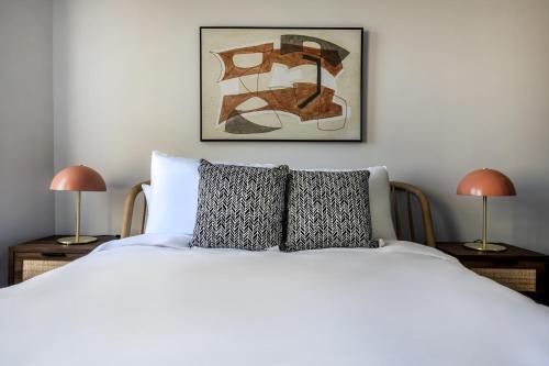 Una cama o camas en una habitación de South Loop 2br nr L Grant Park CHI-803